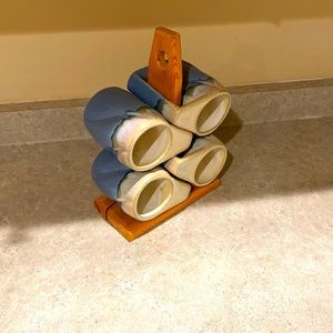 Set of 4 mugs with wooden stand! Pretty blue and white design.